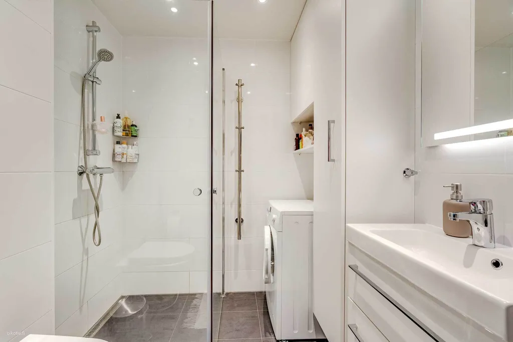 Salles de bain - Modern Studio with Balcony in Tampere Kaleva