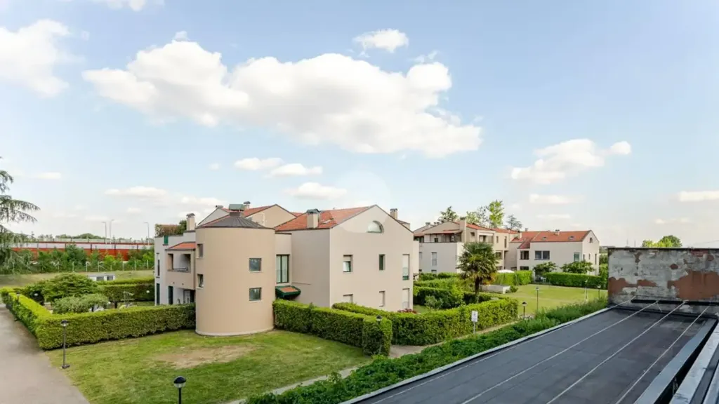 Õhuvaade - Rear-Facing Two-Bedroom Flat in Bollate
