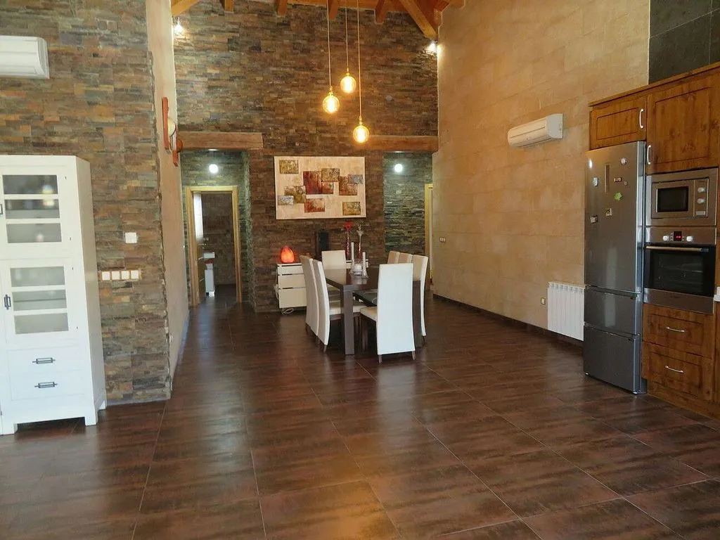 Söögituba - Rustic Chalet with Pool in Poblets