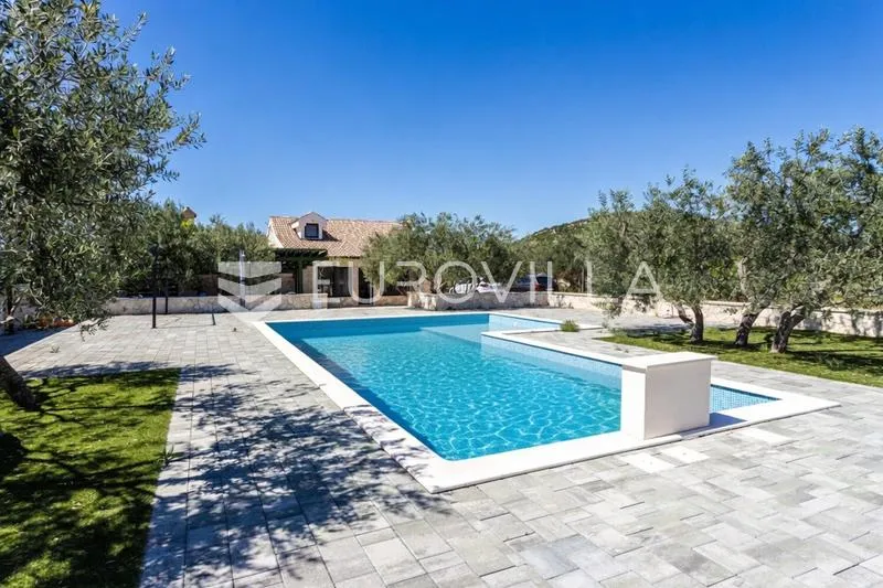 Pool - House with Pool and Gallery in Gaćelezi