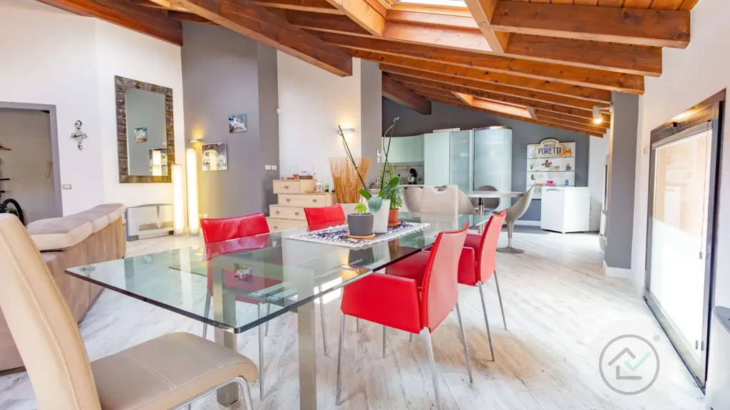 Söögituba - Mansarded Penthouse with Sky Views in Varese