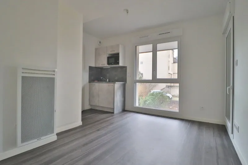 Toad - Studio with Balcony in Recent Building