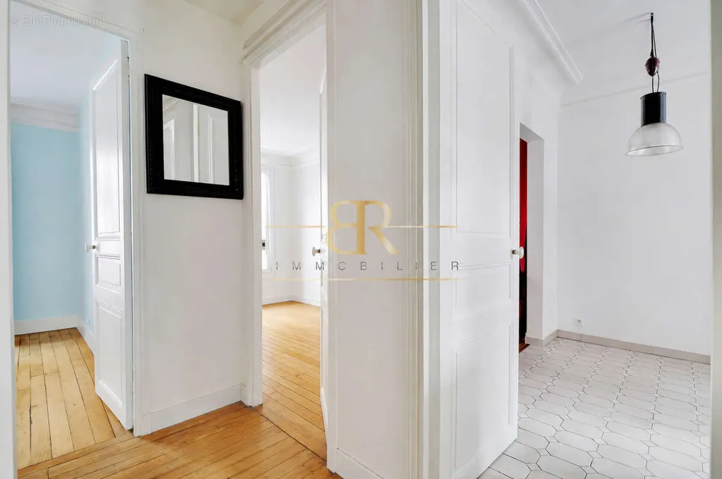 Esik - Charming 2-3 Bed Flat with East-West View in Paris