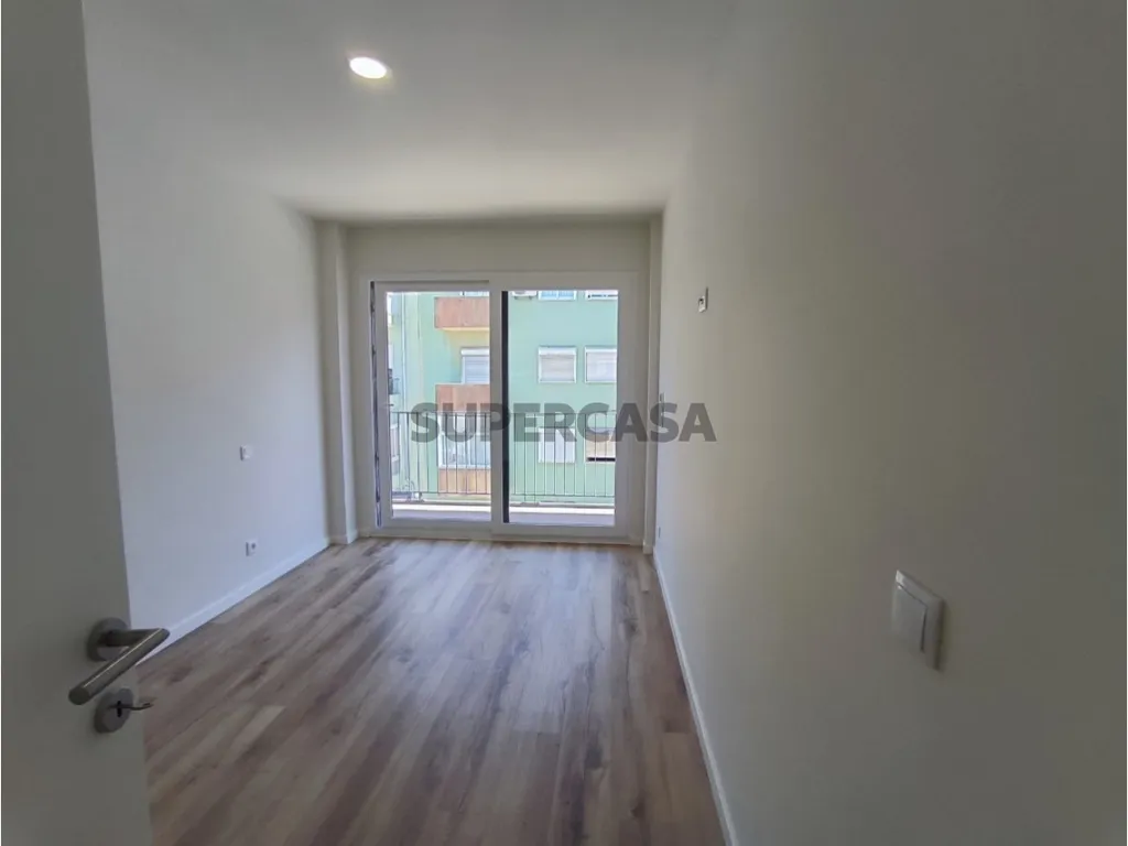 Pièces - New Development Apartment with Terrace in Almada