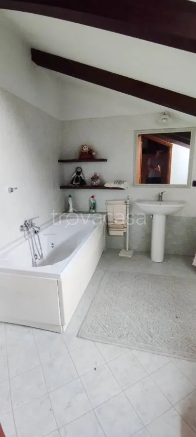 Salles de bain - Three-Level House with Terrace in Fossano