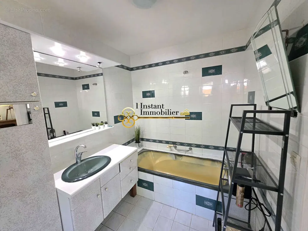 Salles de bain - Maison d'Architecte avec Jardin à l'Abri des Regards