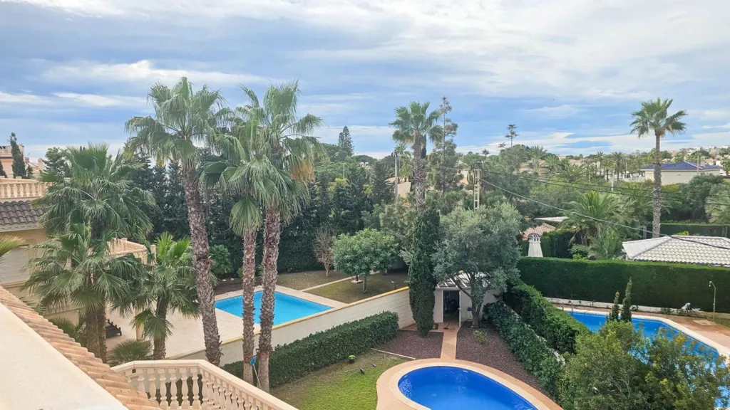 Piscine - Luxury Villa with Pool in Cabo Roig