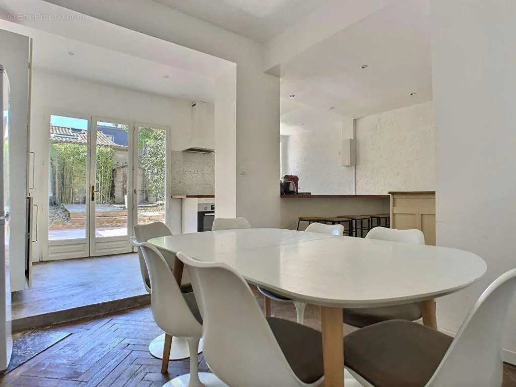 Dining Room - Luxury House with Garden in Bordeaux