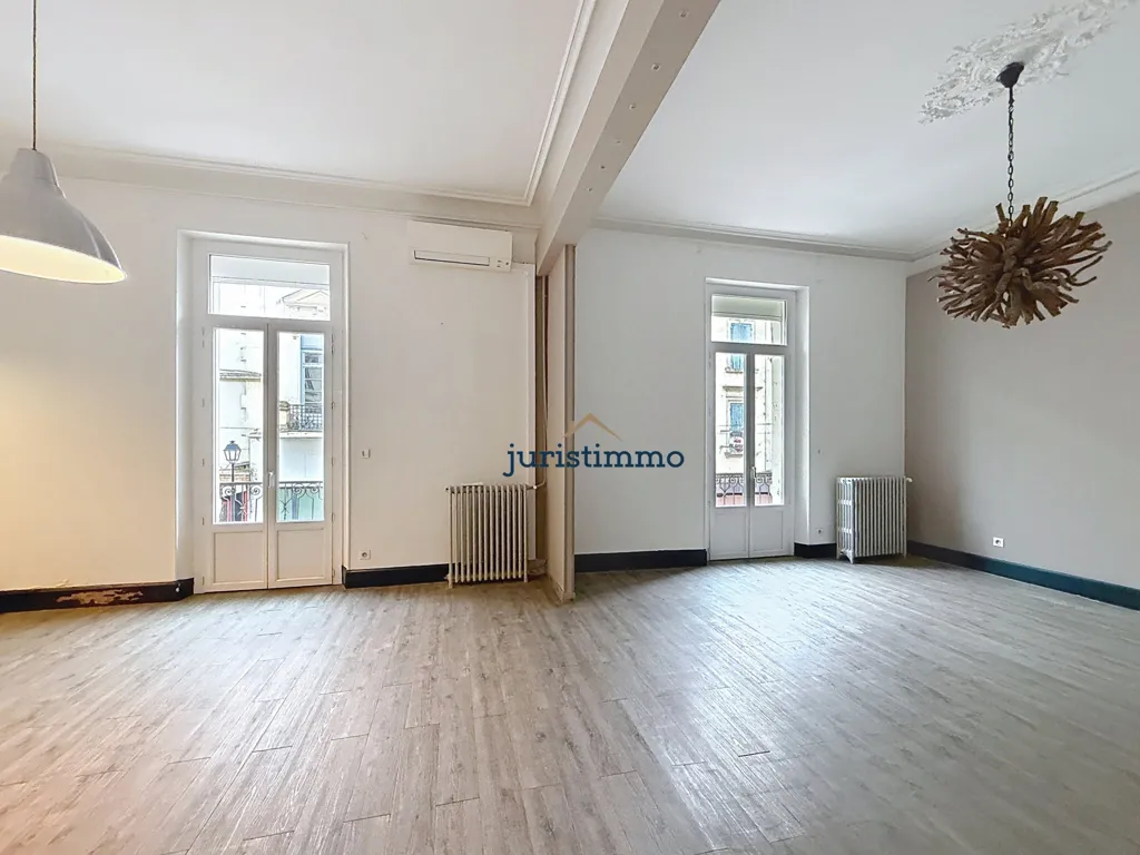 Elutuba - Haussmannian Apartment with Covered Terrace in Orange