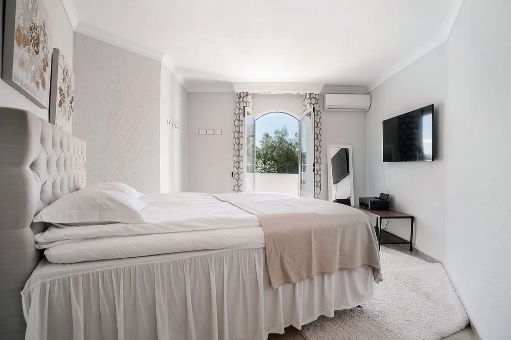 Chambres - Adosado with Pool in Nueva Andalucía Centre