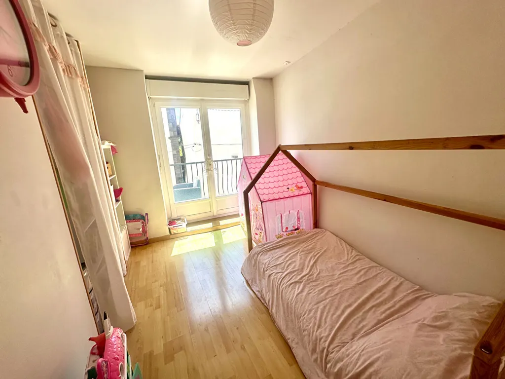 Chambres - Maison Individuelle avec Balcon au Centre de La Roche Blanche