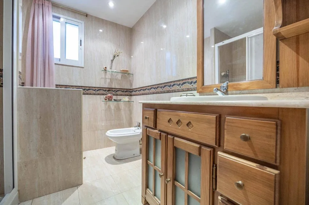 Vannitoad - Luxury Flat with Balcony in Gran Capitán, Granada