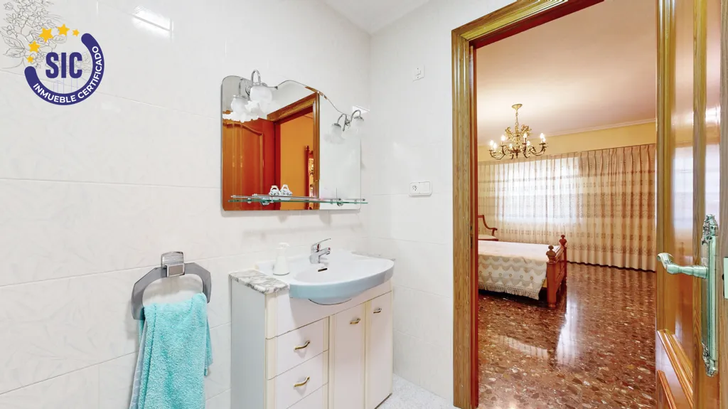 Vannitoad - Two-in-One Property with Terrace in Torrent