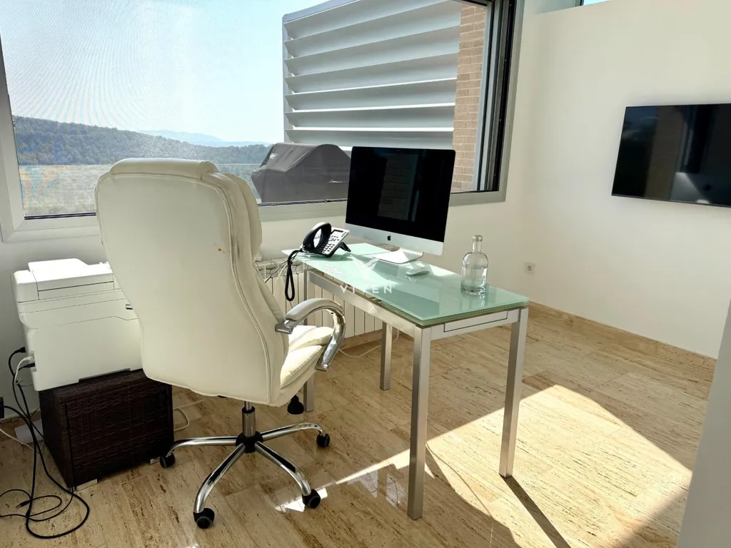 Bureau - Luxury Villa with Sea View in Castellet