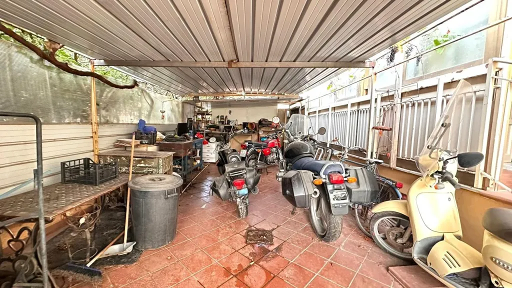 Garage - Spacious Apartment with Private Garden in Palermo