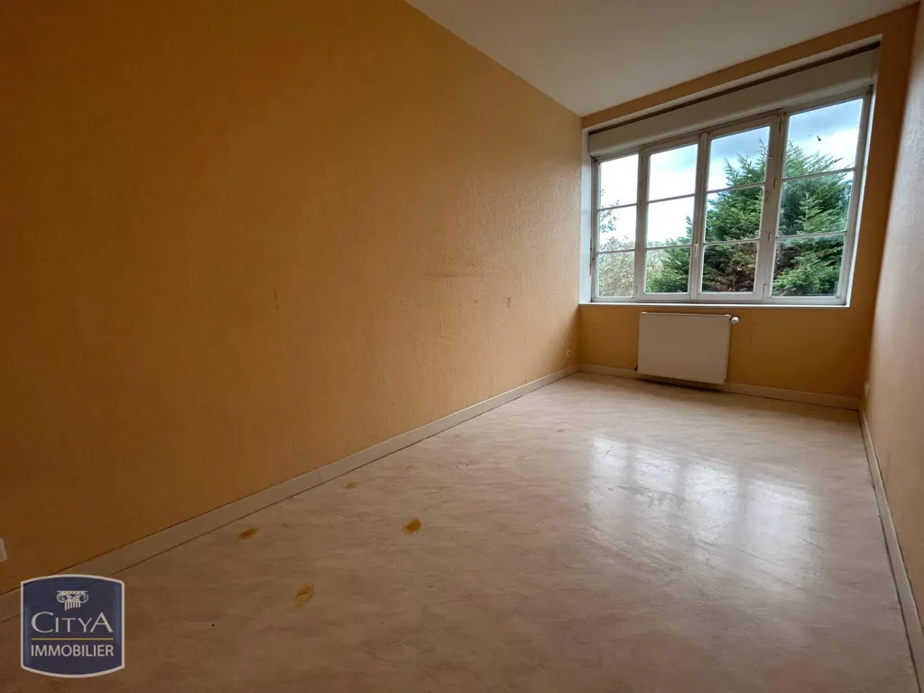 Rooms - Three-Bedroom Flat with Patio in Saint-Amand-Montrond