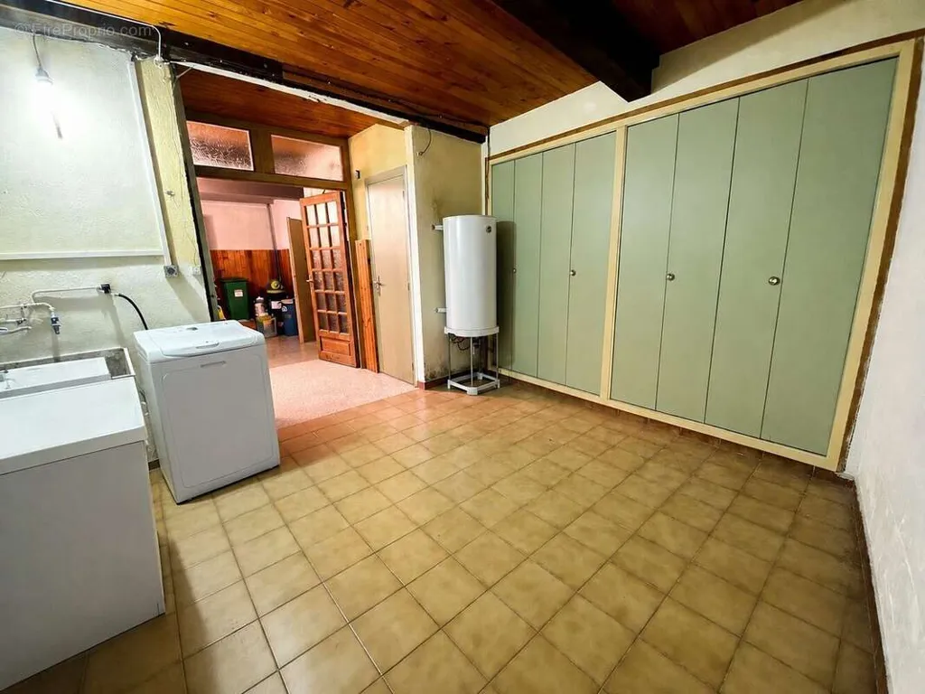Pesuköök - Renovated Townhouse with Potential in Argeles-Sur-Mer