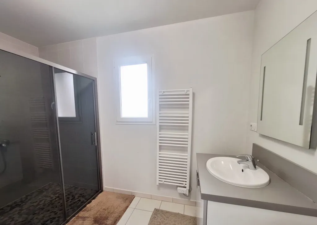 Bathrooms - Contemporary House with Garden in Montamisé