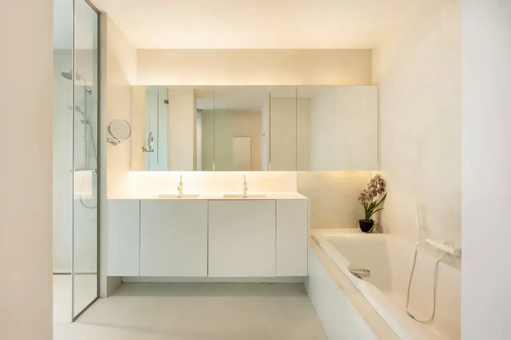 Bathrooms - Bright Apartment with River Views in Antwerp