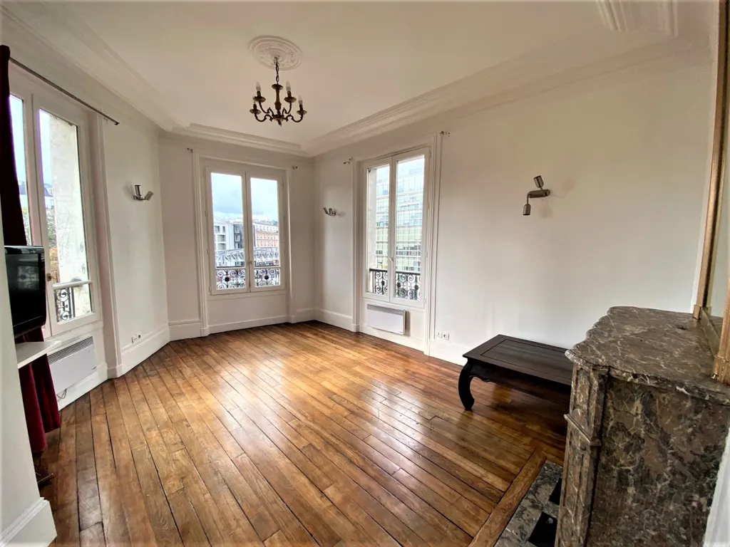 Séjour - Appartement 4 Pièces avec Triple Exposition au 19ème