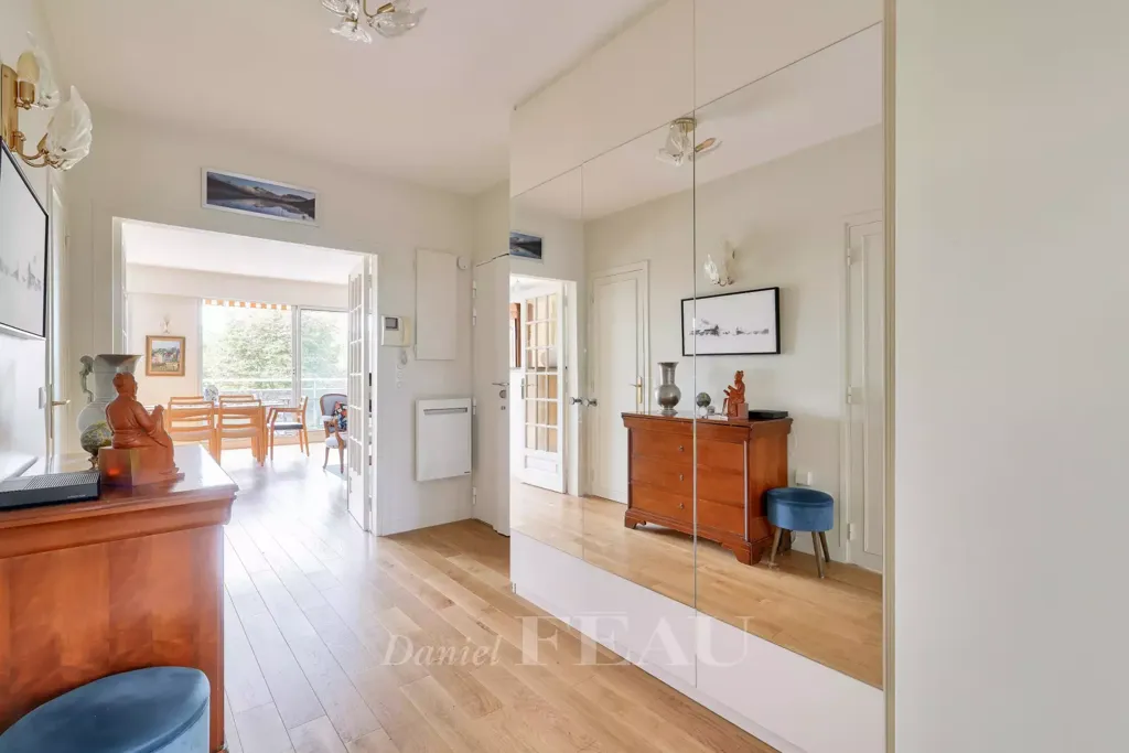 Hallway - 2-Bed Apartment with Balconies in Daumesnil