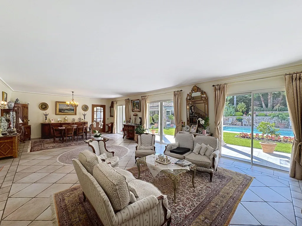 Séjour - Villa Récemment Construite avec Piscine à Mougins