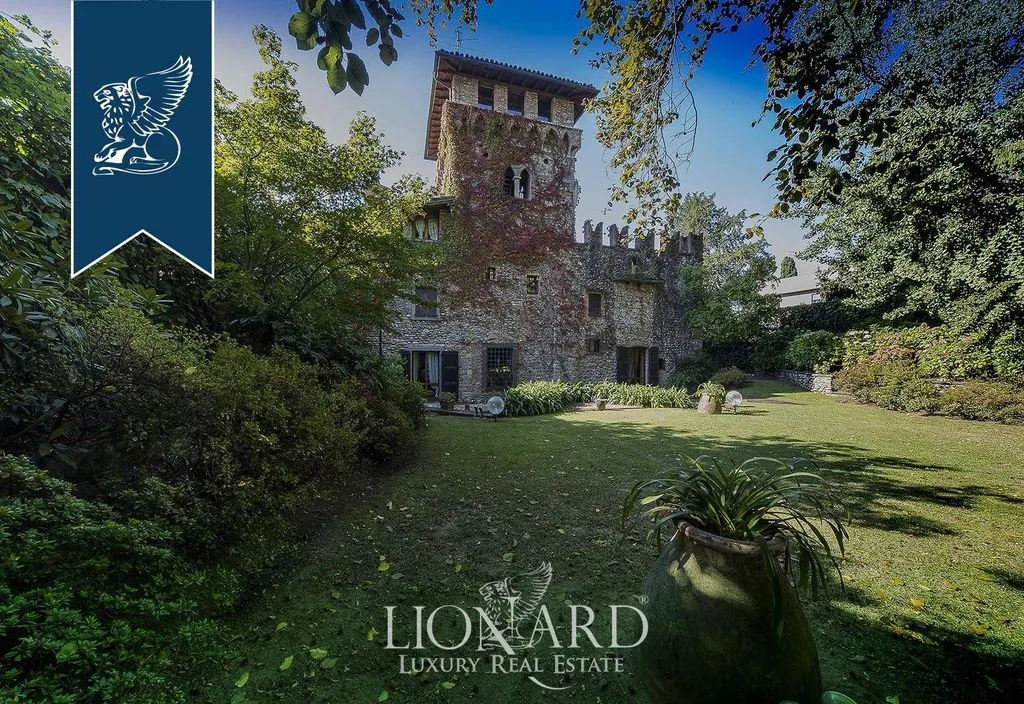 Jardin - Historic Castle with Turret in Gorle