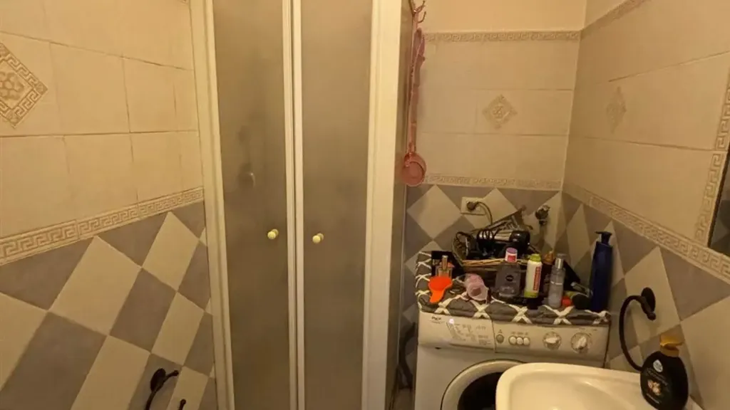 Salles de bain - Rustic Ground Floor Apartment with Private Garden in San Severino Marche