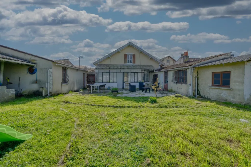 Aed - Renovated House with Veranda in Saintes