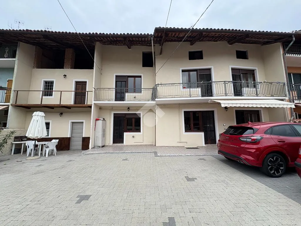 Välivaade - Semi-Independent House with Private Courtyard in Caravino