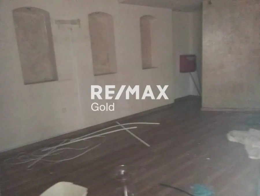 Rooms - Corner Shop with Balcony in Stavroupoli