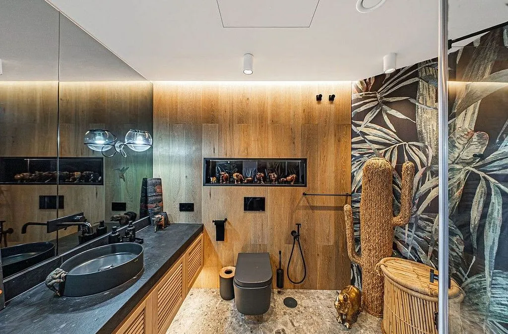 Bathrooms - 10-Bedroom Chalet with Pool in Guadalmina Baja