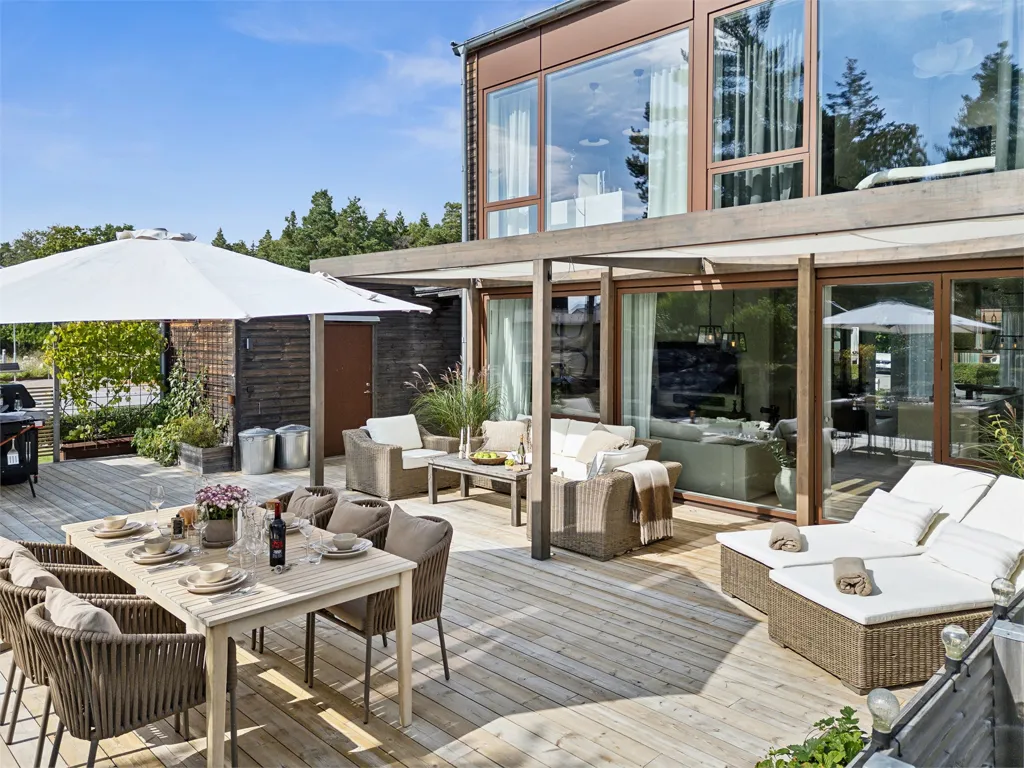 Terrass - Modern Two-Storey Flat with Garden in Klinta