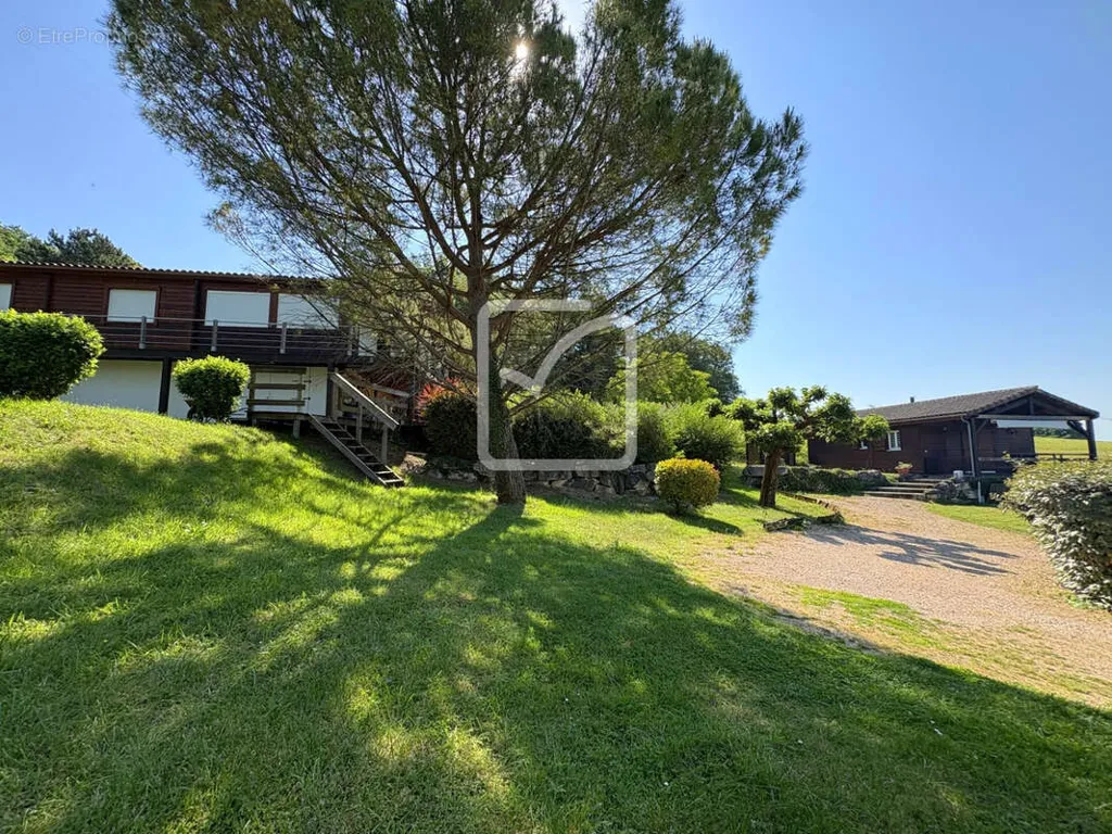 Aed - Wooden Estate with Panoramic View near Saint-Céré