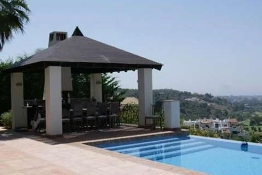 Bassein - South-Facing Villa with Infinity Pool in Marbella