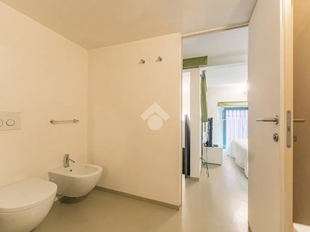 Salles de bain - Charm Loft with Streetfront Windows in Milan