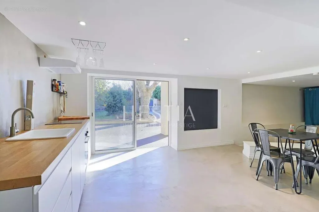 Cuisine - Maison de Luxe avec Piscine à Crépieux-la-Pape