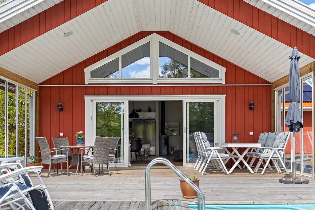 Terrazza - Contemporary Villa with Pool in Läggesta