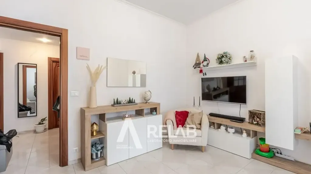 Séjour - Bright Trilocale with Balcony in Appio Claudio, Rome