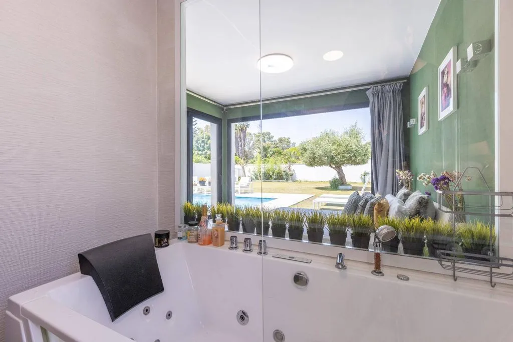 Bathrooms - Detached House with Pool in Guadacorte, Andalusia