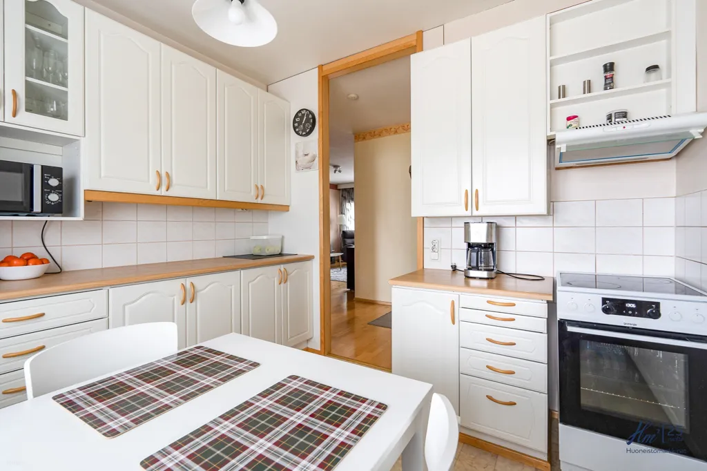 Kitchen - Two-Bedroom Flat with Garden View in Runosmäki