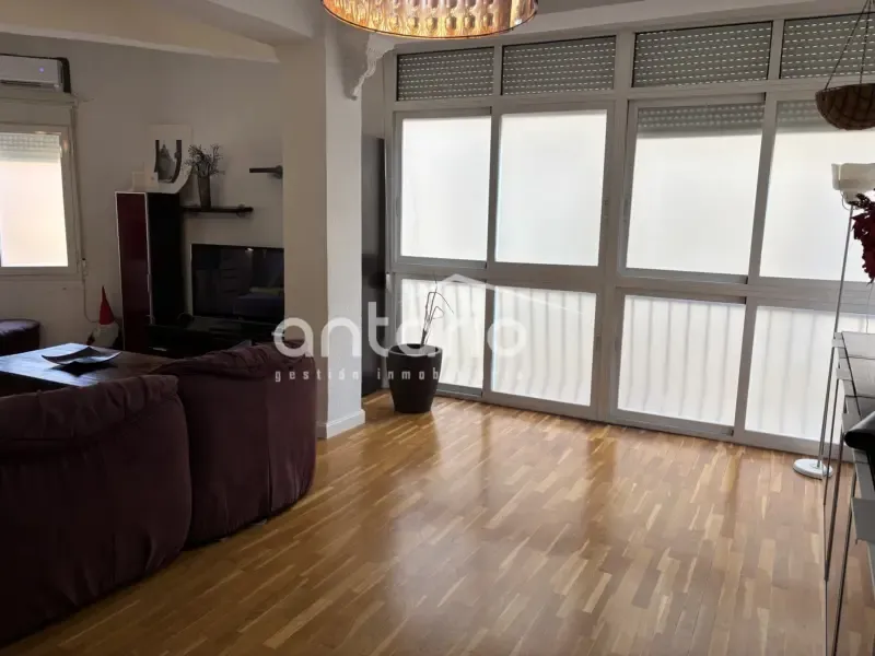 Soggiorno - Corner Flat with Large Windows in San Juan
