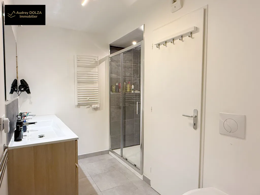 Salles de bain - Appartement T3 Récent avec Terrasse à Berre-l'Étang
