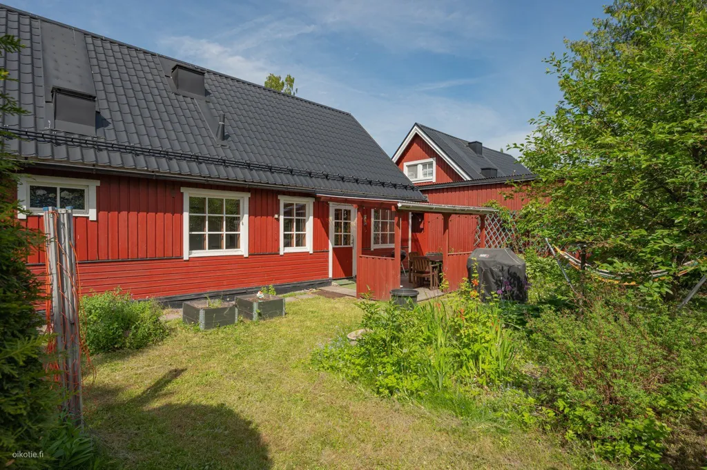 Välivaade - Detached House with Redwood Cladding in Puistola
