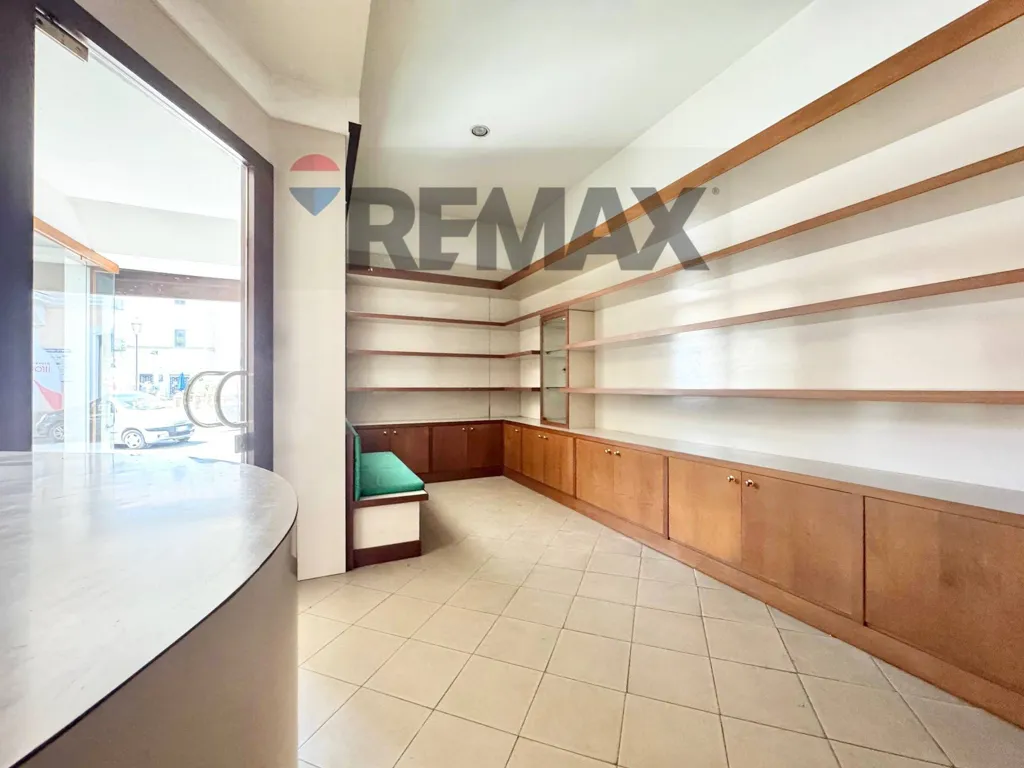 Pièces - Commercial Space with Conversion Potential in Manziana