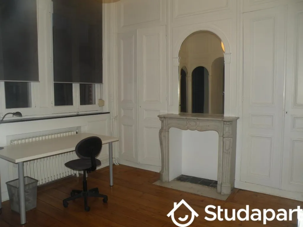 Bureau - Chambre Meublée dans Colocation Près du Parc Barbieux