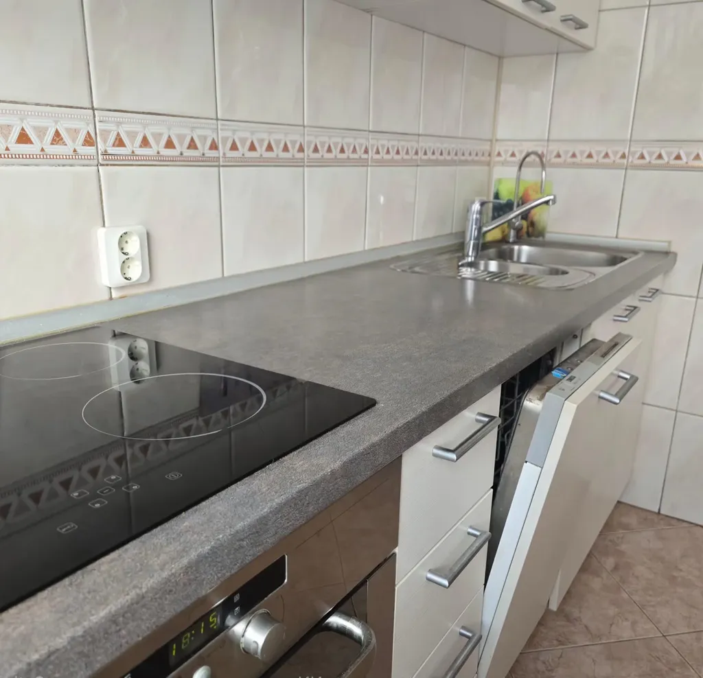 Cuisine - 4-Bedroom Apartment with Balcony in Klaipėda