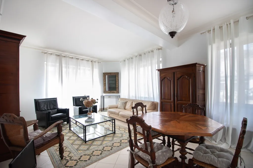 Sala da pranzo - Fully Furnished Apartment with Large Windows in Bordeaux