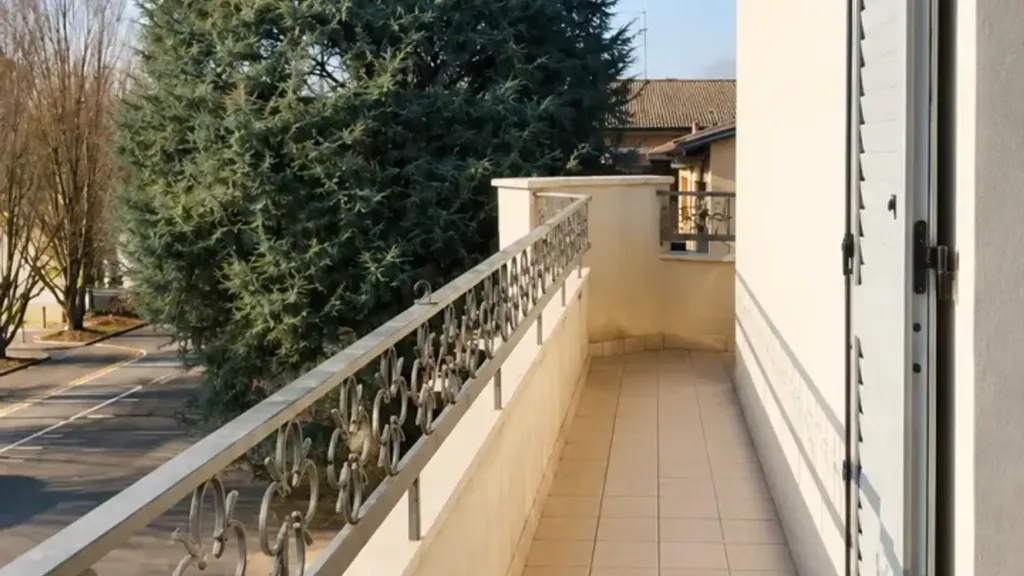 Balcon - Spacious Trilocale with Balcony in Gattatico