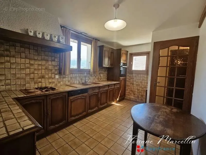 Cuisine - Maison avec Deux Appartements Indépendants à Vougy